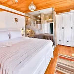 Pier House Hotel